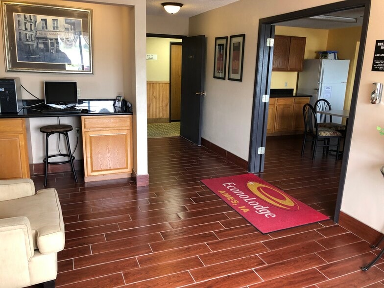 More Photos Of 2600 SE 16th St, Ames Hotel For Sale