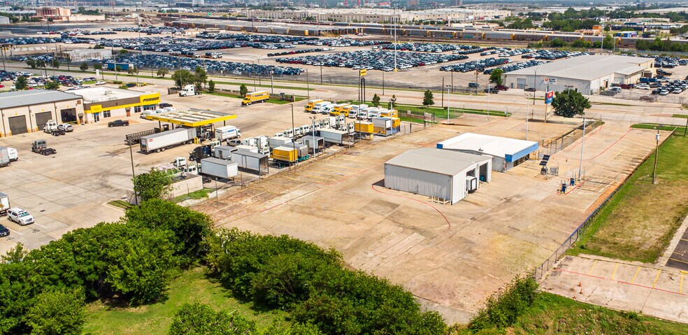 More Photos Of 3212 E Abram St, Arlington Warehouse For Lease