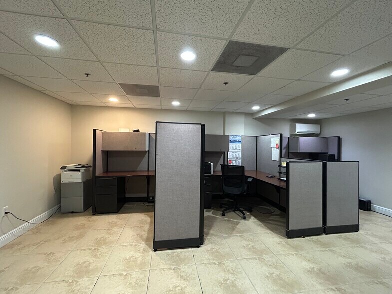 More Photos Of 14000-14046 NW 82nd Ave, Miami Lakes Light Distribution For Lease