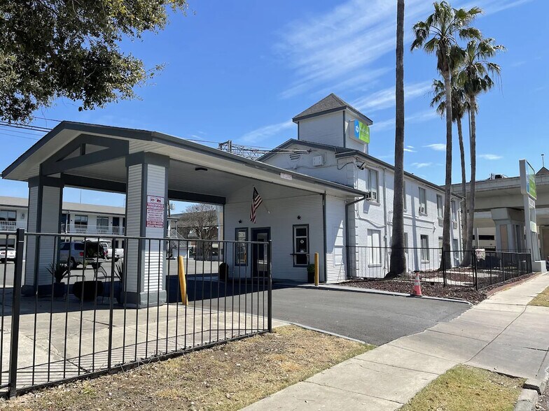 More Photos Of 900 N Main Ave, San Antonio Hotel For Sale