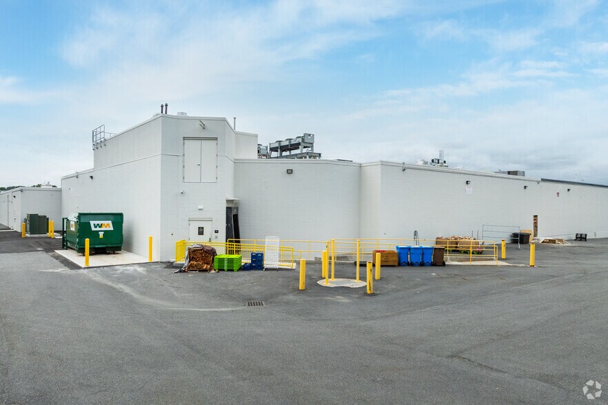 More Photos Of 84 Worcester Rd, Framingham Supermarket For Lease