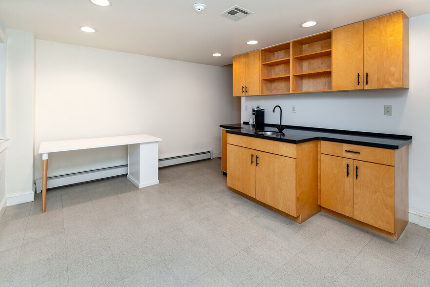 More Photos Of 24 N Main St, Lambertville Office For Sale