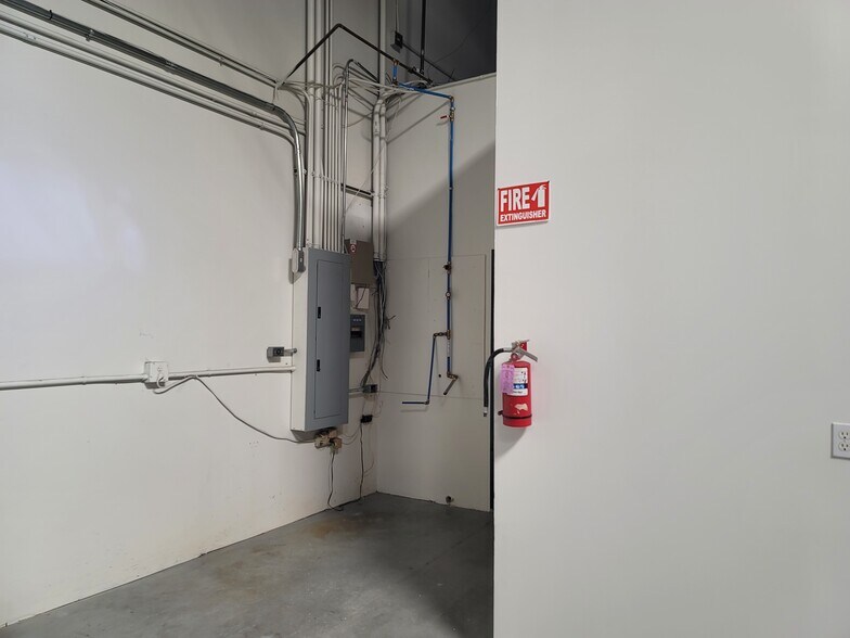 More Photos Of 800 S Rochester Ave, Ontario Warehouse For Lease