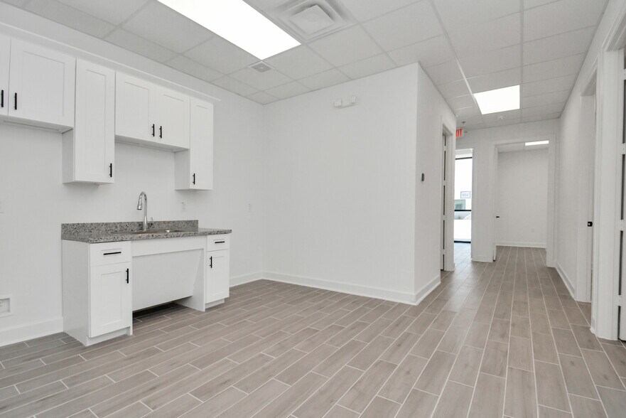 More Photos Of 12425 W Airport Blvd, Sugar Land Flex For Sale