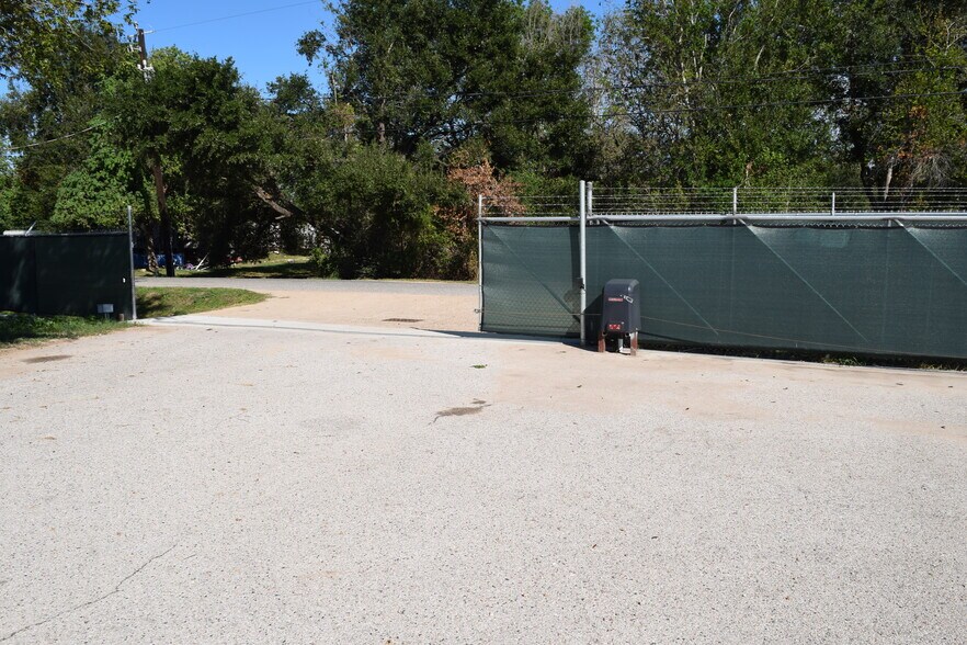 More Photos Of 12115 West Dr, Cypress Land For Lease