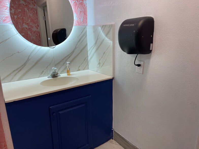 More Photos Of 4410 Peters Rd, Plantation General Retail For Sale