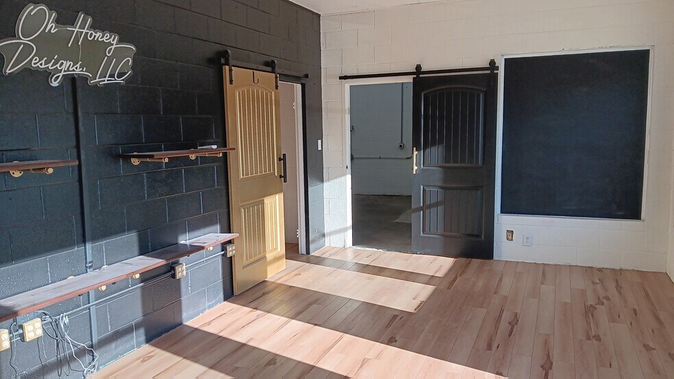 More Photos Of 215 S 14th St, Sarcoxie Showroom For Sale