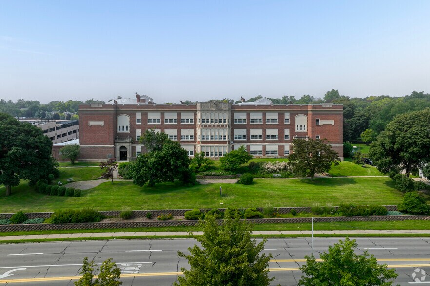 More Photos Of 1210 E Michigan Ave, Jackson Medical For Sale