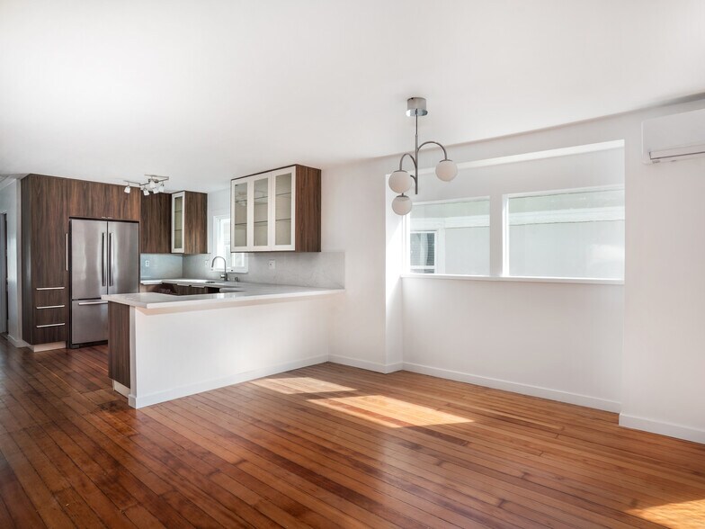 More Photos Of 58 Ozone Ave, Venice Specialty For Sale