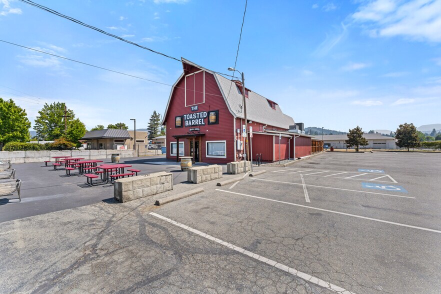 More Photos Of 2039 Redwood Ave, Grants Pass Restaurant For Sale