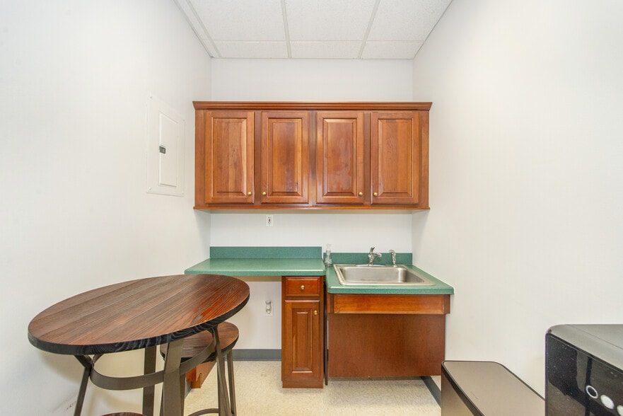 More Photos Of 504 Hamburg Tpke, Wayne Medical For Sale