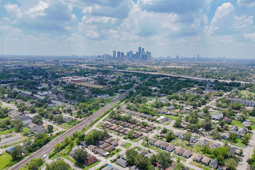 Primary Photo Of 2101 Hutton St, Houston Apartments For Sale