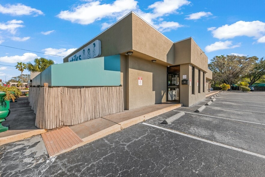 More Photos Of 4413 S Tamiami Trl, Sarasota Restaurant For Sale