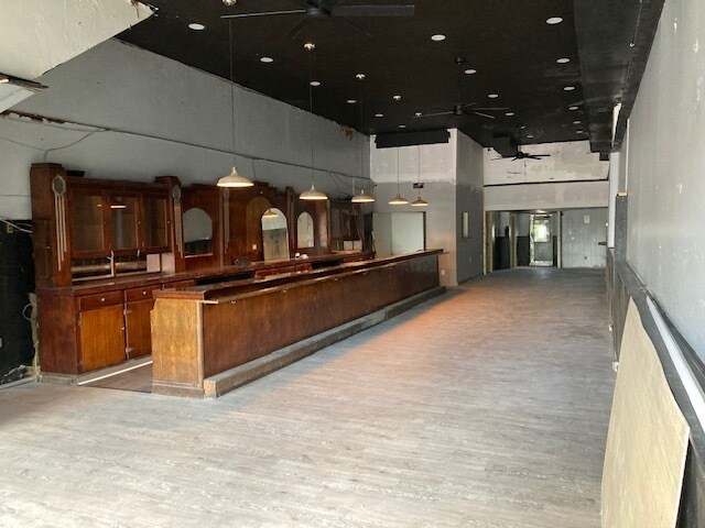 Primary Photo Of 504 E Commercial St, Springfield Storefront Retail Residential For Lease