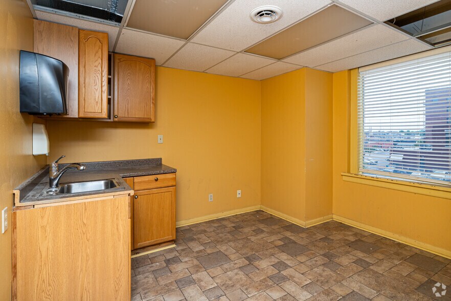 More Photos Of 523 Garrison Ave, Fort Smith Office For Sale