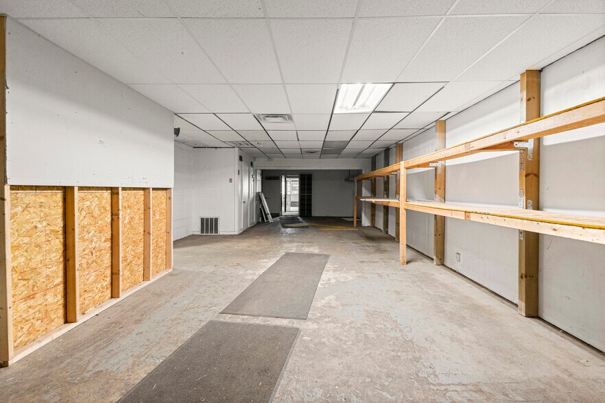 More Photos Of 26905 Plymouth Rd, Redford Township Freestanding For Lease