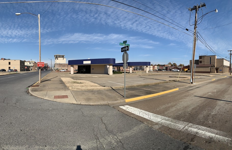 More Photos Of 325 Washington St, Paducah Bank For Lease