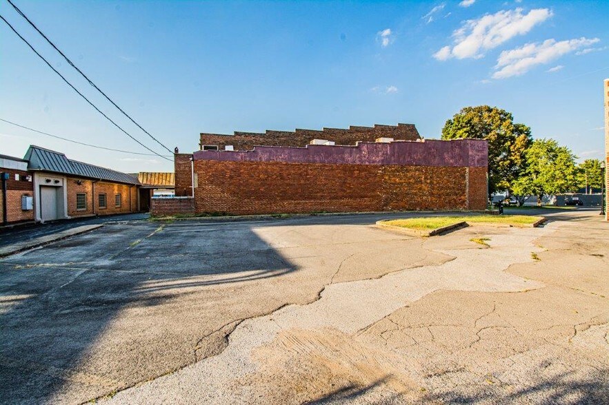 More Photos Of 120 SW Park Sq, Russellville Office For Sale