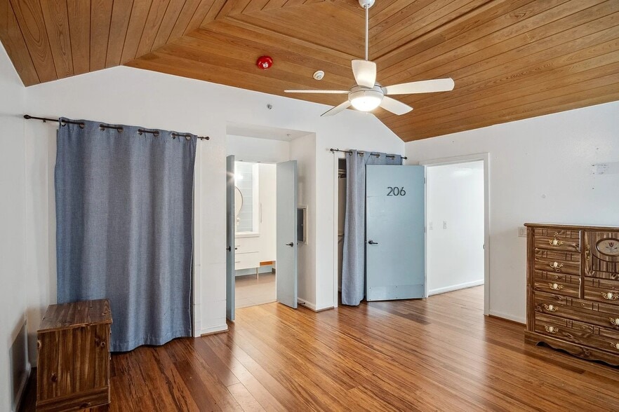 More Photos Of 921 NW 9th St, Grand Prairie Assisted Living For Sale