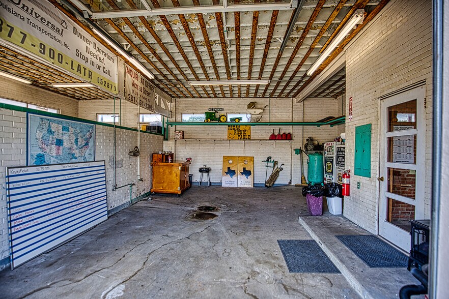 More Photos Of 931 Walnut St, Columbus Flex For Sale