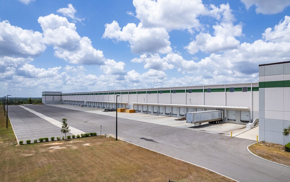 More Photos Of 8100 American Way, Groveland Distribution For Lease