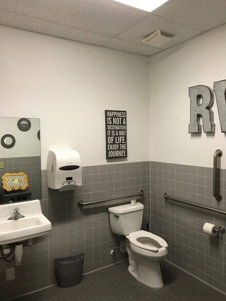 More Photos Of 1809-1859 Adams St, Mankato Storefront For Lease