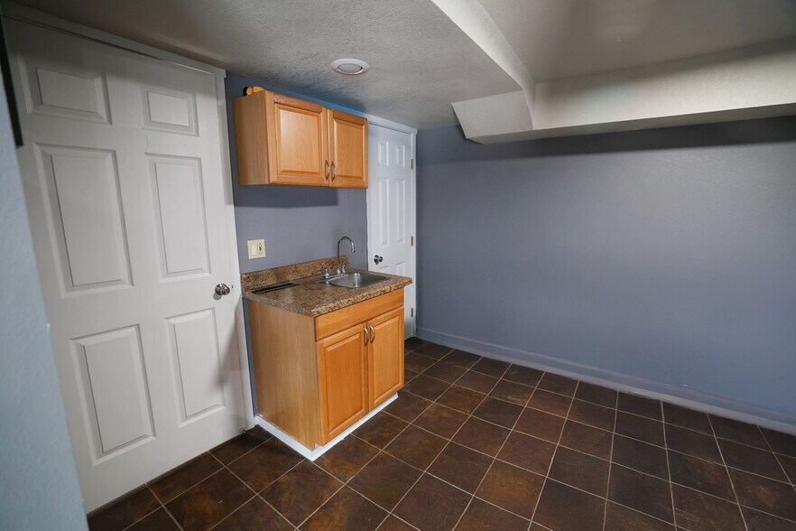 More Photos Of 415 Topeka Ave, Justin Warehouse For Sale