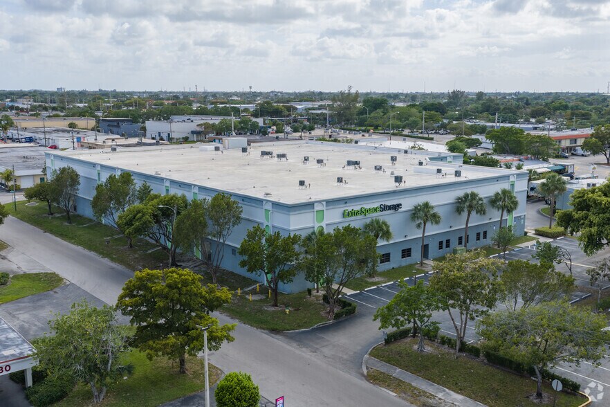 More Photos Of 4950 N Dixie Hwy, Oakland Park Self Storage For Lease