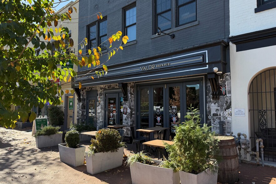 More Photos Of 723 8th St SE, Washington Storefront For Sale