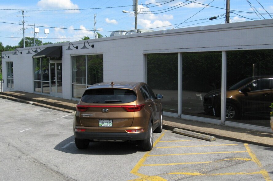 More Photos Of 3706 Hillsboro Rd, Nashville Freestanding For Lease