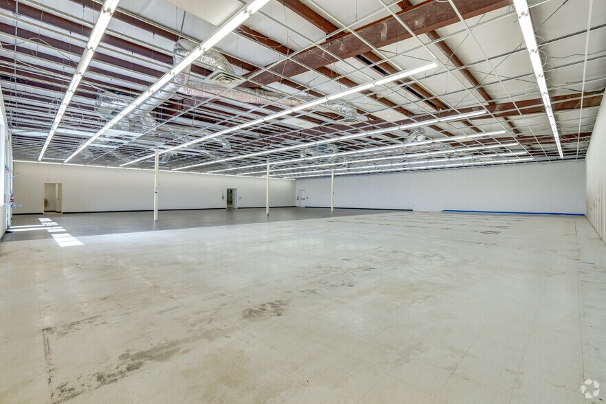 More Photos Of 5252 W Vickery Blvd, Fort Worth Showroom For Lease