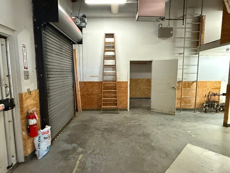 More Photos Of 305 W Main St, Ottawa Drugstore For Lease