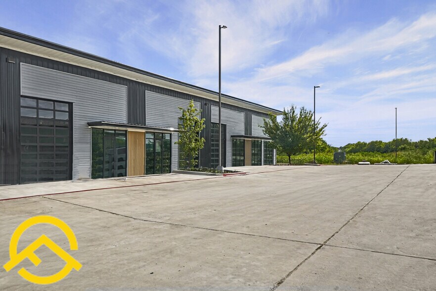 More Photos Of 300 Co Rd 199, Hutto Flex For Lease