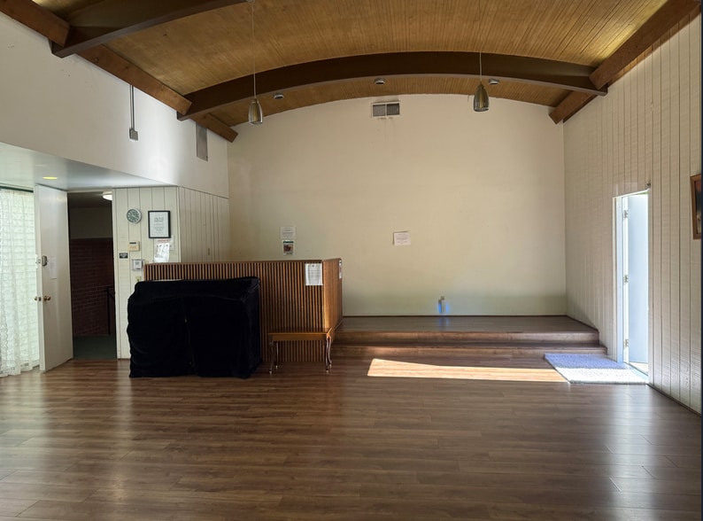 Primary Photo Of 21338 Dumetz Rd, Woodland Hills Religious Facility For Lease