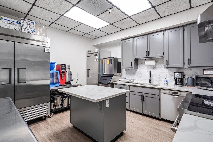 More Photos Of 6640 Redwood Dr, Rohnert Park Office For Sale