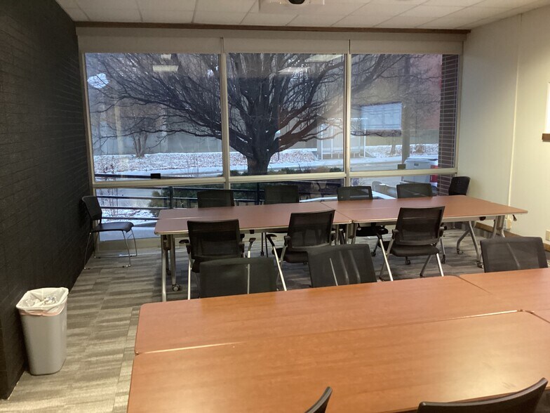 More Photos Of 117 S 25th St, Omaha Office For Lease
