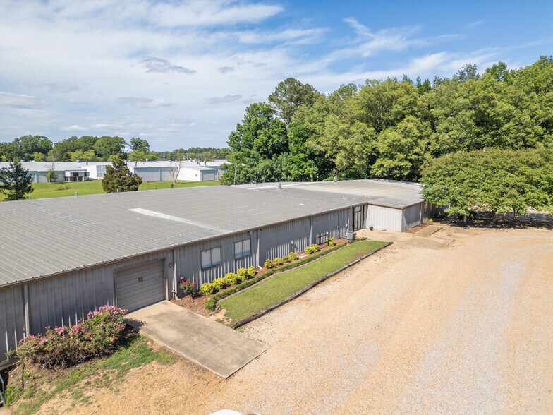 More Photos Of 1006 Lynn Ln, Starkville Flex For Lease