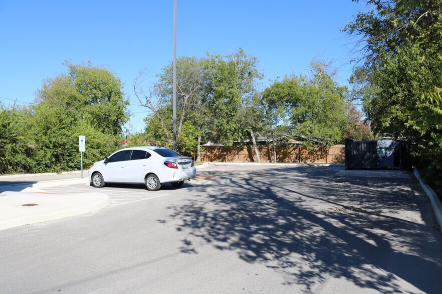 More Photos Of 1019 SW Military Dr, San Antonio General Retail For Sale
