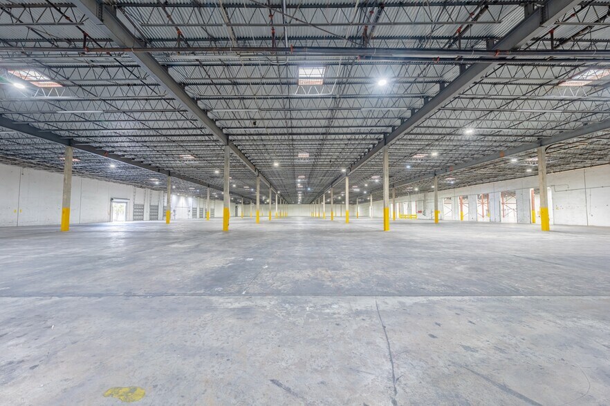 More Photos Of 5255 NW 159th St, Miami Lakes Distribution For Lease
