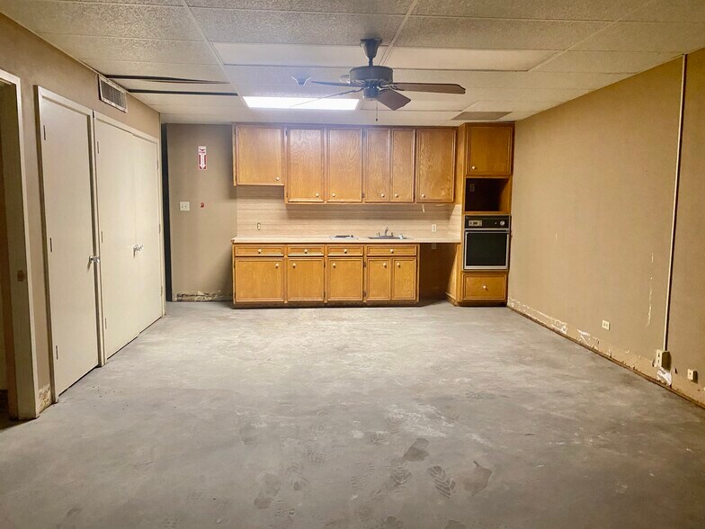 More Photos Of 1308 Boston Ave, Nederland Bank For Sale