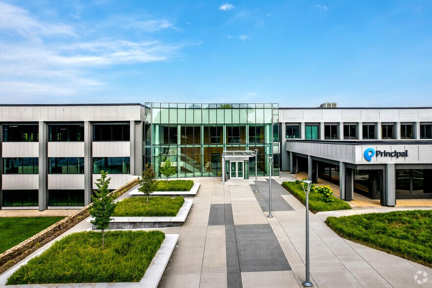 More Photos Of 401 McCullough Dr, Charlotte Office For Sale