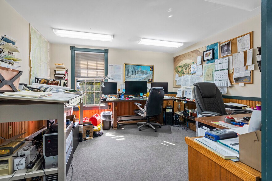 More Photos Of 1037 Wiscasset rd, Boothbay Flex For Sale