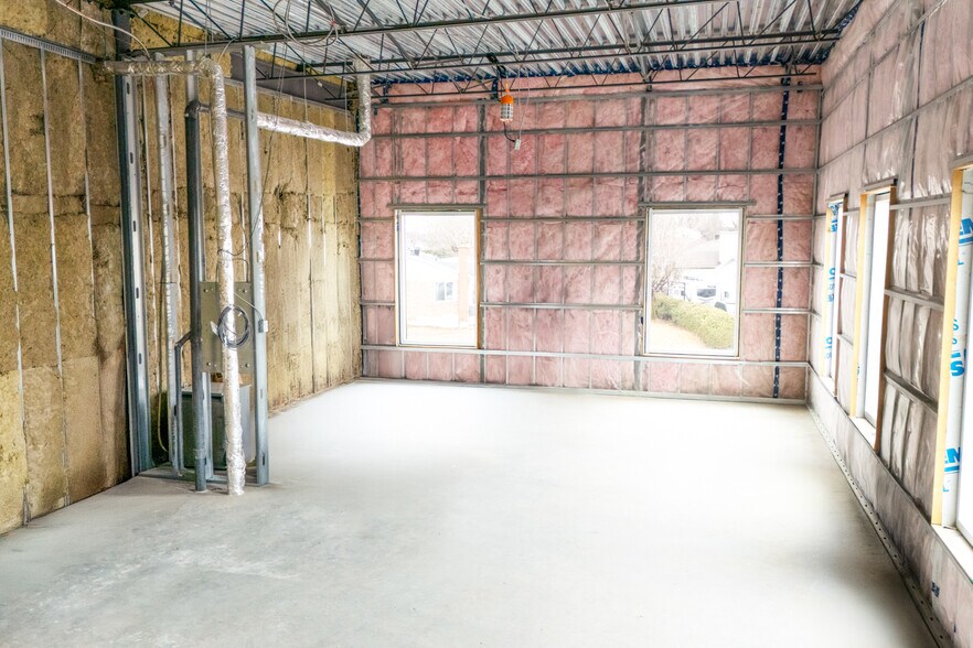 More Photos Of 906 Rue Principale, Granby Office For Lease