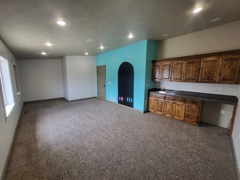More Photos Of 3938 E 240 North, Rigby Warehouse For Lease
