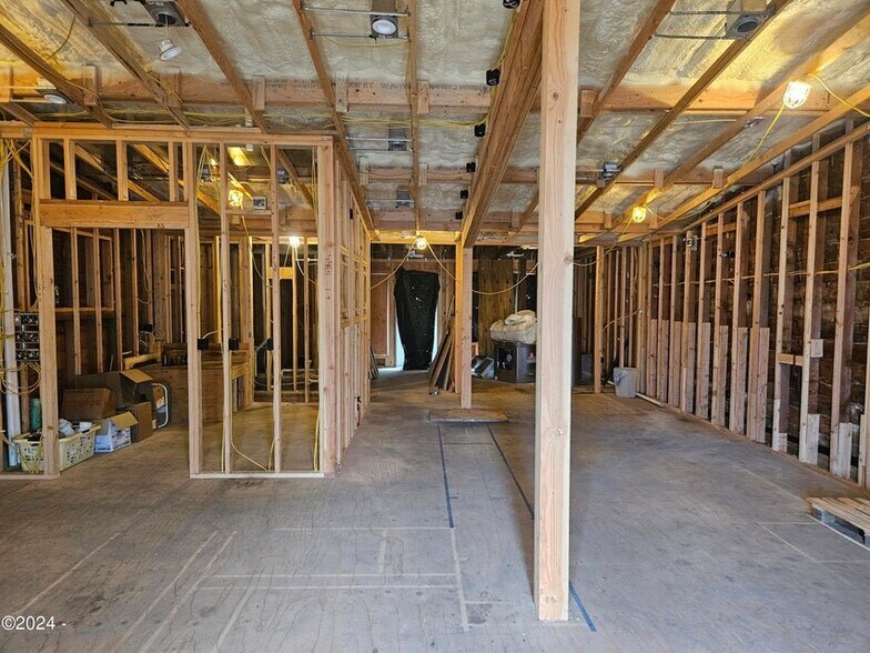 More Photos Of 714 SW Hurbert St, Newport General Retail For Sale