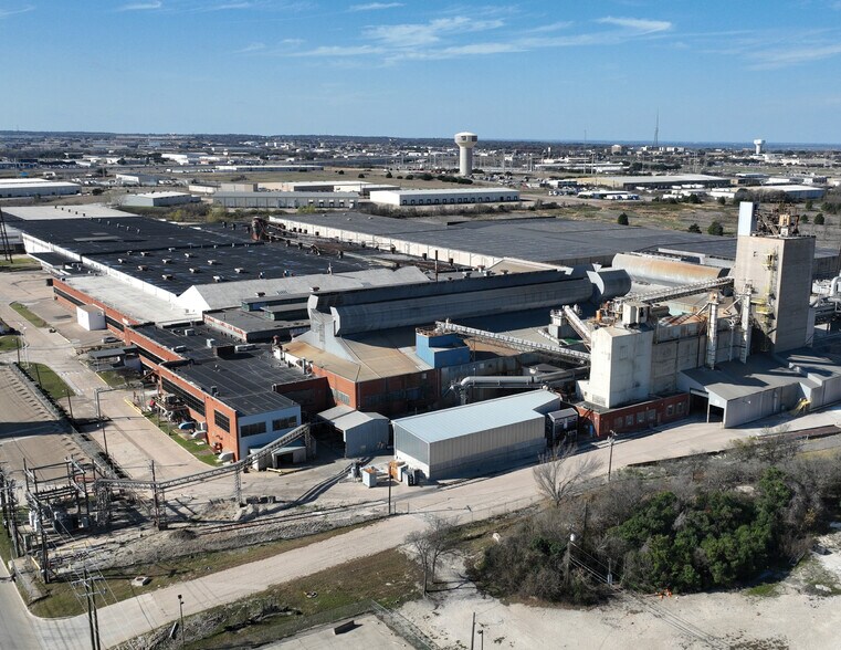 More Photos Of 5200 Beverly Dr, Waco Manufacturing For Sale