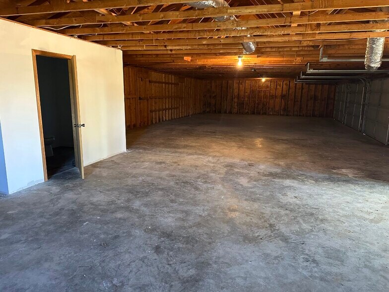 More Photos Of 225 Seymore Rd, Paris Flex For Lease