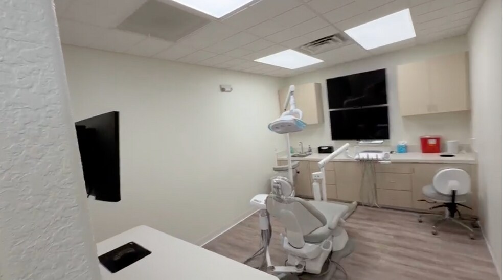 More Photos Of 10005-10075 W Hillsborough Ave, Tampa Storefront For Lease