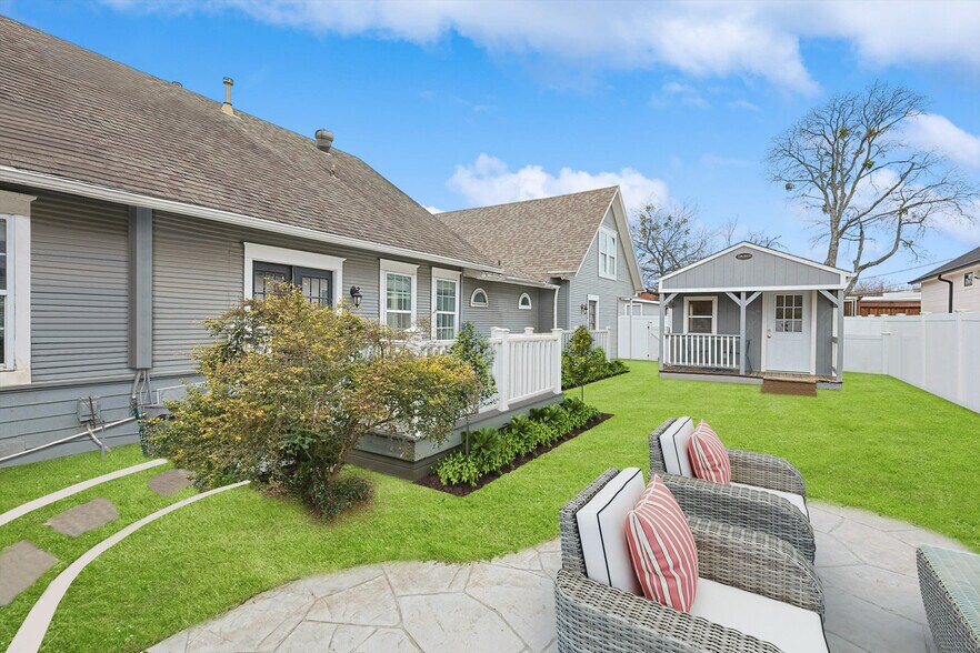 More Photos Of 111 S Pine St, Roanoke General Retail For Sale