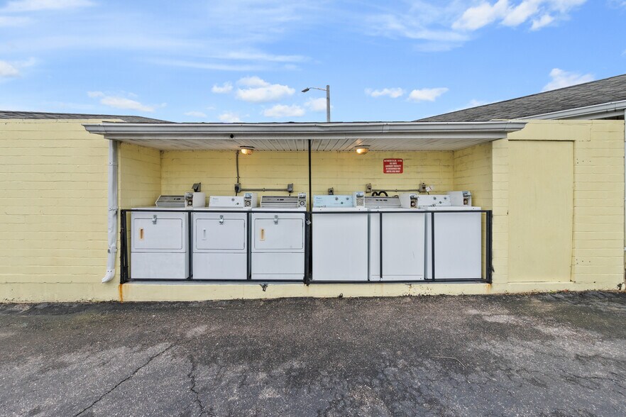 More Photos Of 801 Ridgewood Ave, Holly Hill Hotel For Sale